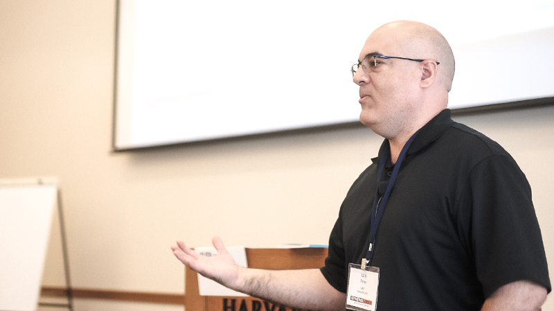 Photo of Luis Pérez speaking to an audience